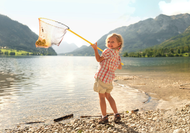     Dziecięca radość nad jeziorem Grundlsee 